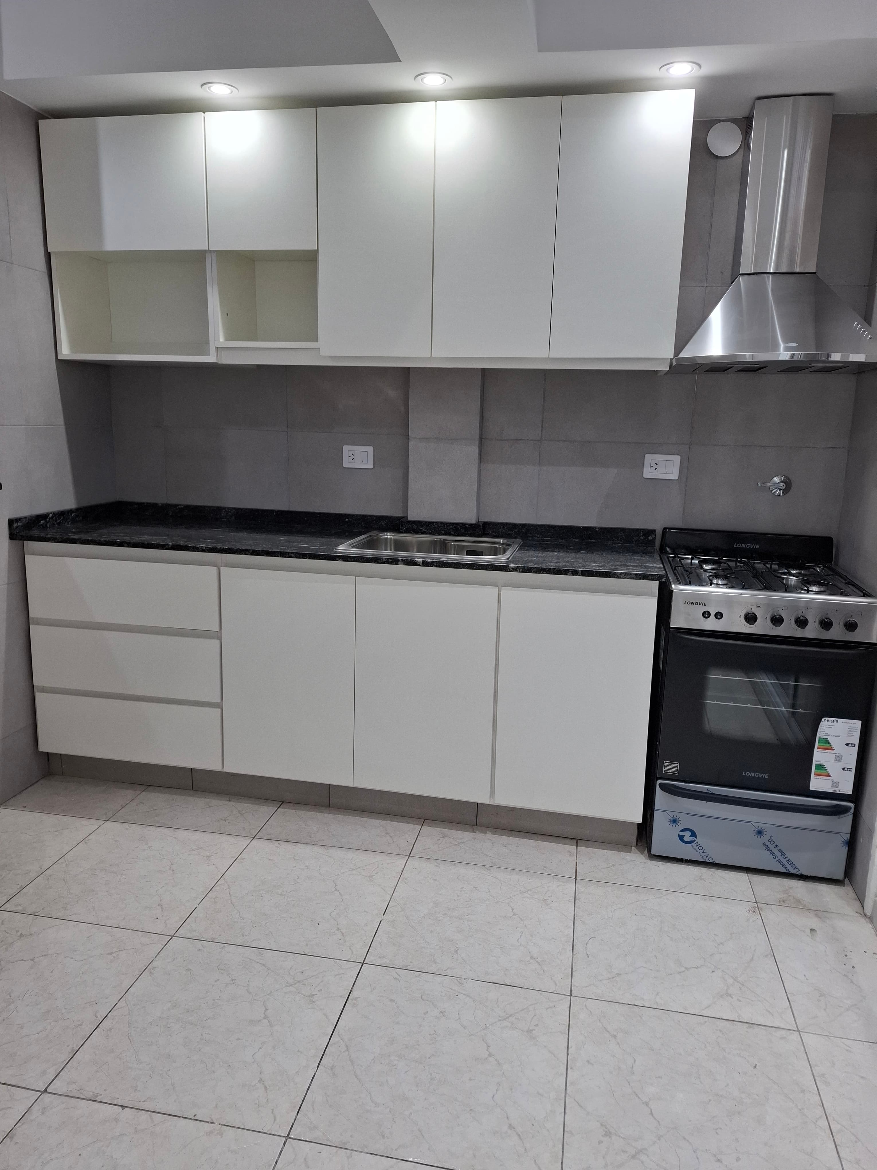 Amoblamiento de cocina en melamina blanca